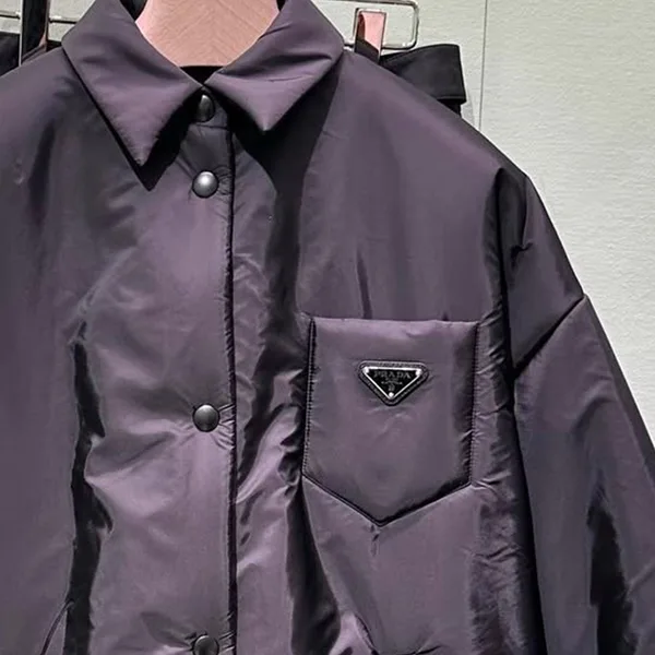 即日配送プラダ リナイロン 軽量 パデッドジャケット 偽物 ロゴ付 pd253282
