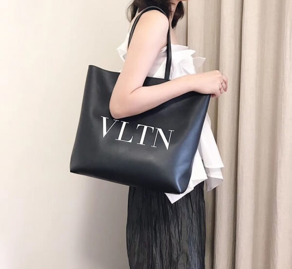 2020AW新作で超限定♪！！大人気！★ヴァレンティノ★Vltnトートバッグ