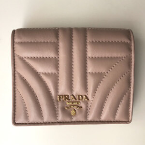 2019新作素敵《PRADA プラダスーパーコピー》ソフトカーフ コンパクト財布 CAMMEO 1MV204 2BOX