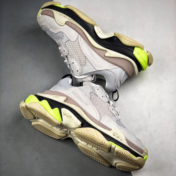 バレンシアガ Triple S スニーカー "グレー＆蛍光" 41621W09O2