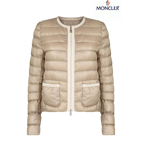 MONCLER2019春夏新作の左肩にはロゴパッチ付 可愛いパッチポケットとラウンドカラーで女性