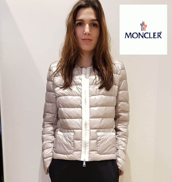 MONCLER2019春夏新作の左肩にはロゴパッチ付 可愛いパッチポケットとラウンドカラーで女性