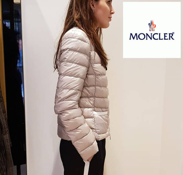 MONCLER2019春夏新作の左肩にはロゴパッチ付 可愛いパッチポケットとラウンドカラーで女性