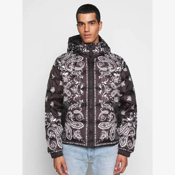 日本未入荷ヴェルサーチ【VERSACE ヴェルサーチ】RIPSTOP PRINTEDPAISLEY-ダウンジャケット VEI22T013-Q11