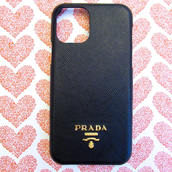 送料込【PRADA】NEW♪サフィアーノレザーiPhone11 Pro MAXケース