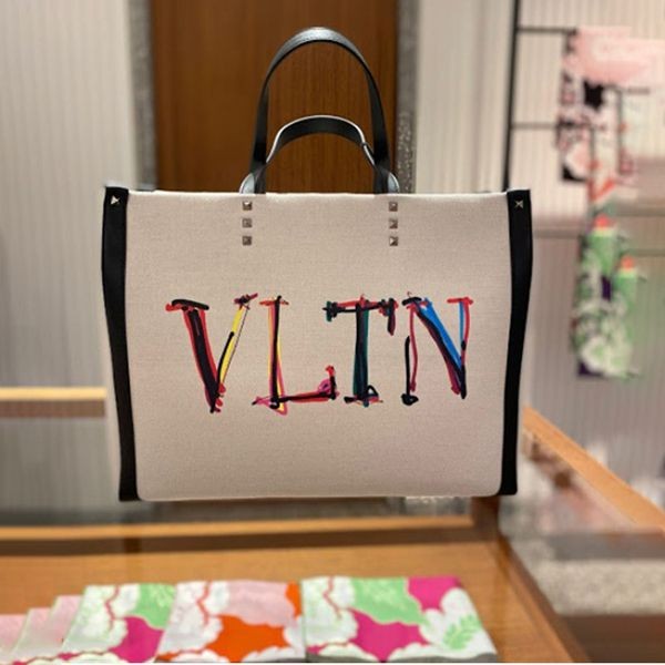 ◆ヴァレンティノ◆Medium VLTN 偽物 graph canvas tote bag◆ VY2B0A35MNU3DM