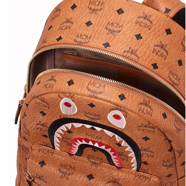 人気話題コラボ！★MCM x BAPE★Visetos シャーク ロゴバックパック 送関込