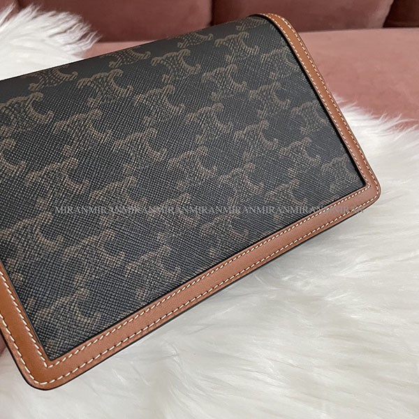 【セリーヌ】TRIOMPHE CANVAS WALLET チェーンウォレット 偽物 10I822DS9