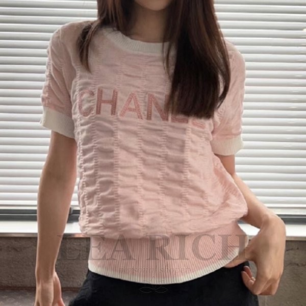 【23SS◆可愛すぎる♡ヘビロテ決定】シャネルロゴ Tシャツ 偽物 2色