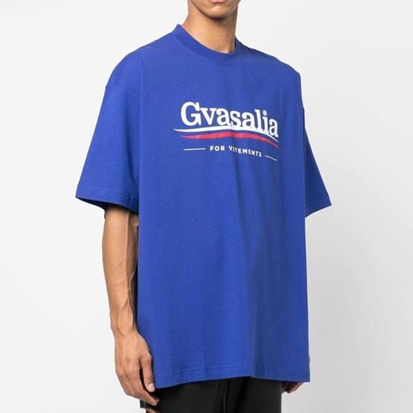 VETEMENTS コピー グラフィックロゴプリント コットンTシャツ UE63TR221NROYALBLUE