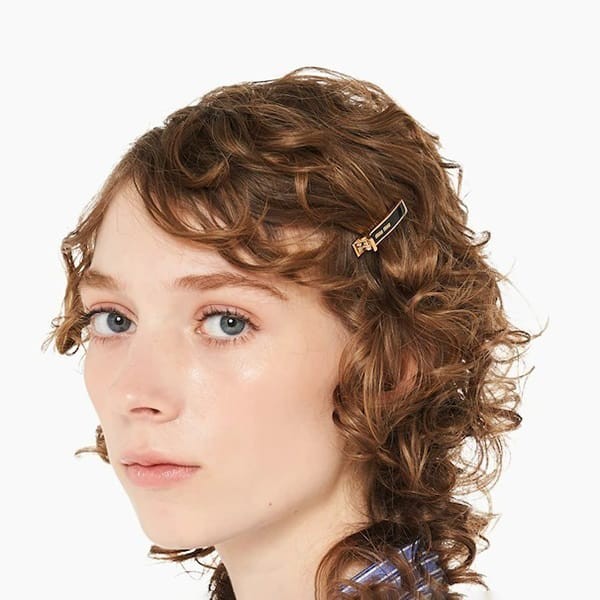 ミュウミュウ ヘアピン 偽物 ロゴ付きエナメルメタルヘアクリップ 2色 5JF136_2F6T_F0002​