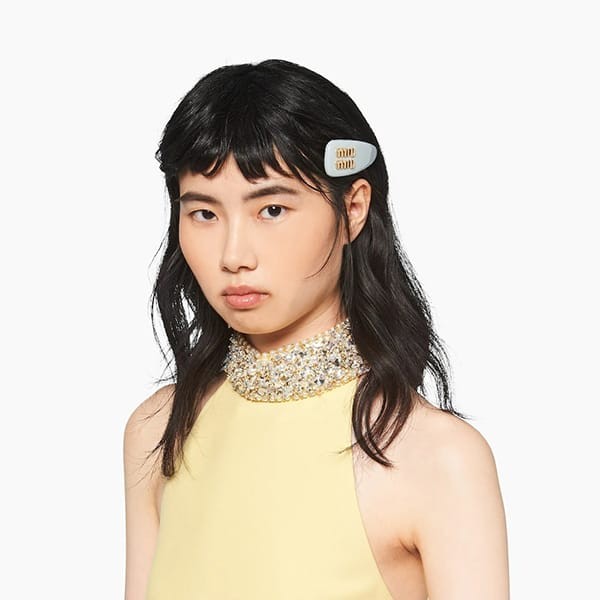 miumiu ヘアピン 偽物 パテントレザー ロゴ ヘアクリップ 全色