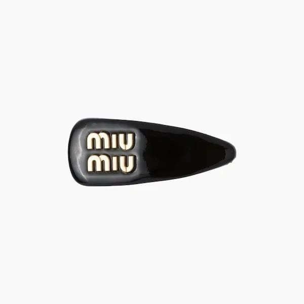 miumiu ヘアピン 偽物 パテントレザー ロゴ ヘアクリップ 全色