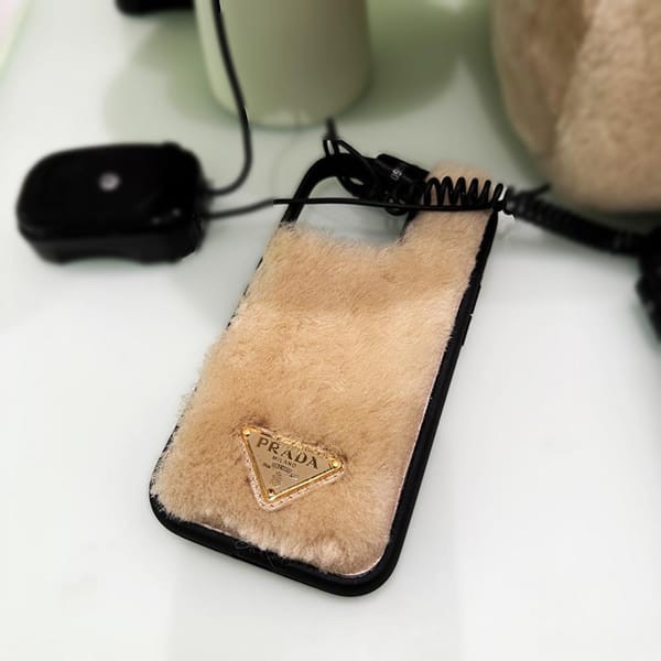 プラダ iPhone14Pro用シアリングラムスキンスマホケース 偽物 2EC9 F0379