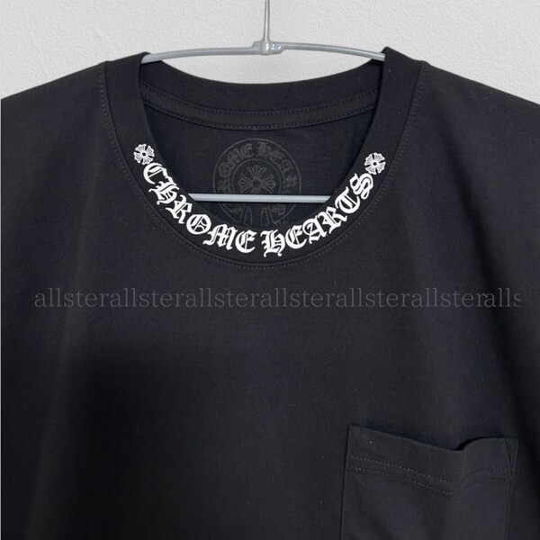 クロムハーツ ネックロゴ プリントTシャツ 偽物