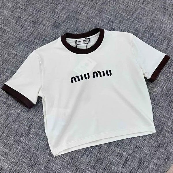 ミュウミュウ tシャツ 偽物 ロゴ　クロップ T シャツ MJN427-133N-F0304