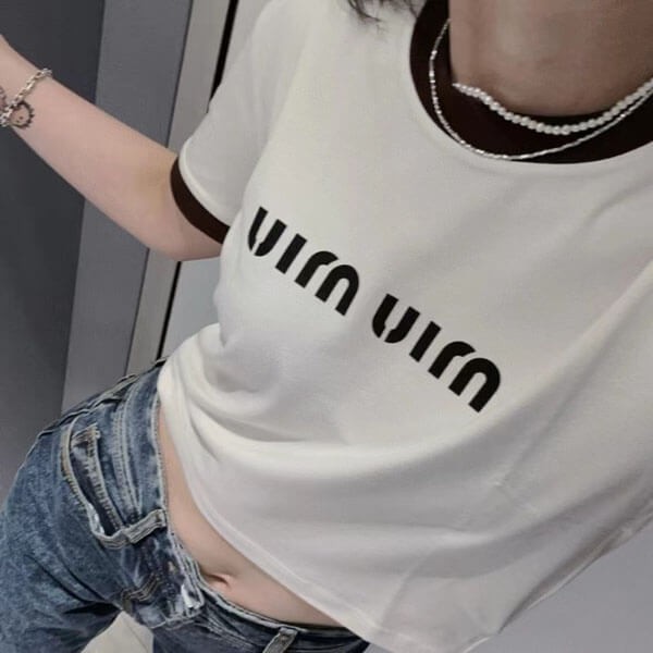 ミュウミュウ tシャツ 偽物 ロゴ　クロップ T シャツ MJN427-133N-F0304