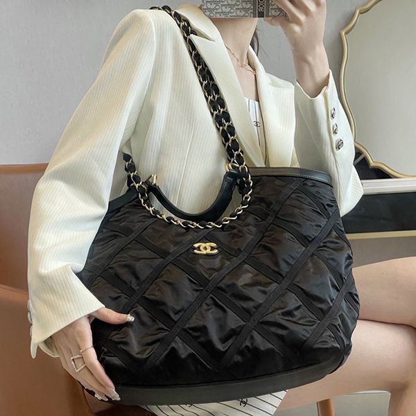 大人気シャネル スーパーコピー マキシショッピングバッグ CCマーク ナイロン chanel2025