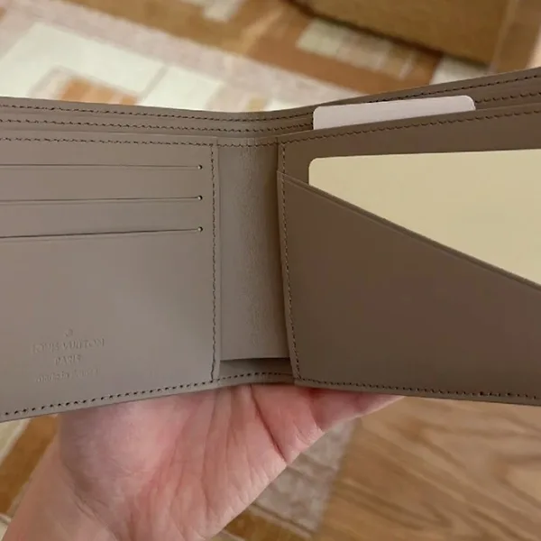 ヴィトン 折り畳み 財布 ベージュ グリーン 偽物 M13890 M14252