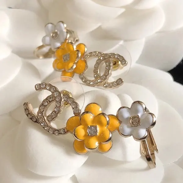 お耳を包み込むお花がかわいい♡華やぐ25P シャネル ピアス コピー