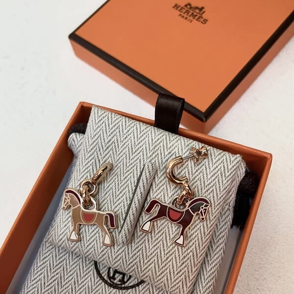 周りの視線を集めす エルメス Cheval ピアス  馬チャーム スーパーコピー
