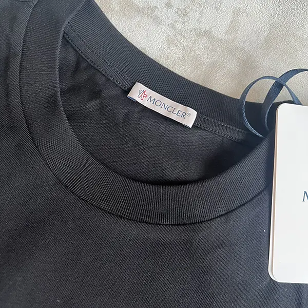モンクレール 刺繍ロゴパッチ Tシャツ 偽物 半袖 K10918C0001189AJS999