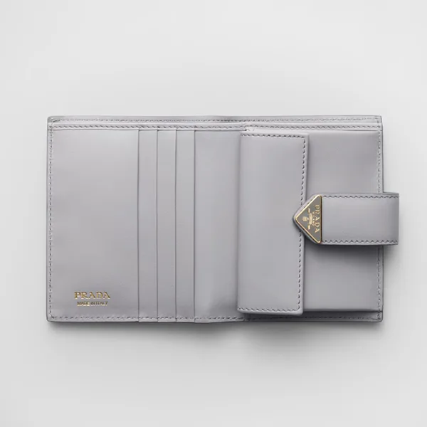 【otonaMUSE掲載】プラダ◆レザー スモール 二つ折り財布 ロゴ付 pd253281