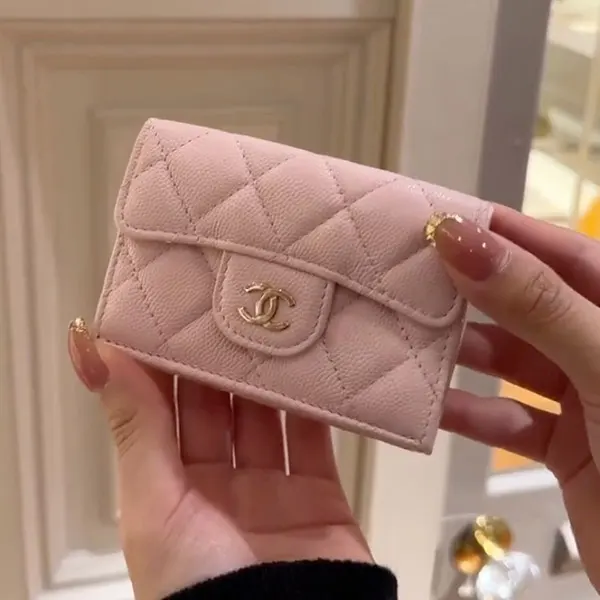 大人気★即完売必至可愛らしく♪コンパクト【シャネル 偽物】三つ折り 財布 ウォレット AP0230-Y04059-C3906