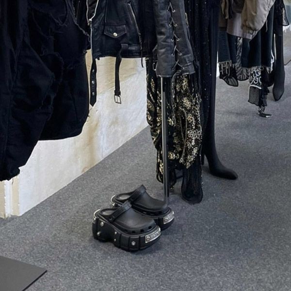 バレンシアガ クロックス 偽物【25SS】バレンシアガ Hard Crocs サンダル 厚底 ロゴ