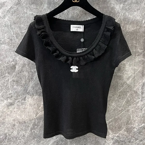 【胸元フェミニン♡オシャレに細見え】シャネル Tシャツ パロディ トップス cc255151
